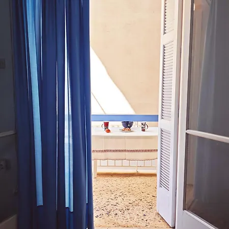 Frinda, Next To The Sea Akrogiali